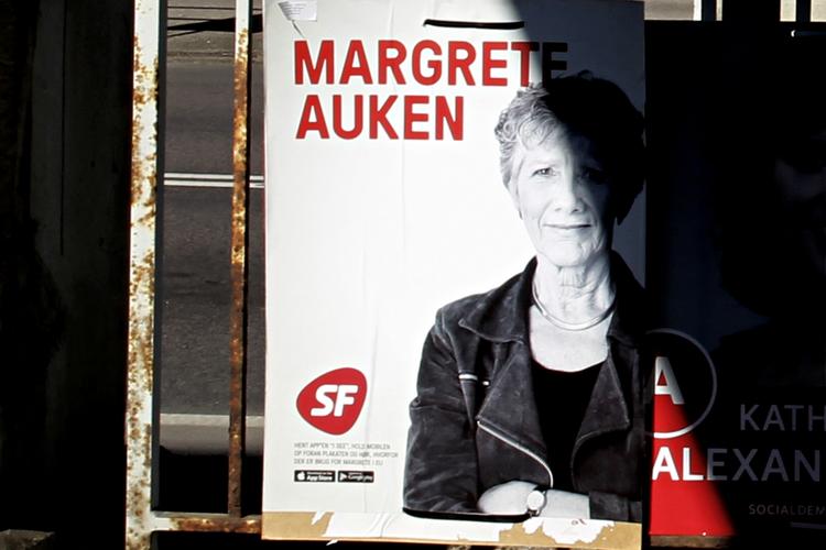 EU-oplysning? SF's spidskandidat til søndagens EP-valg er kommet i modvind, fordi hun og partiet har købt annonceplads for EU-oplysningsmidler. Flere mener, at annoncerne er valgannoncer. SF afviser: Det er EU-oplysning. 