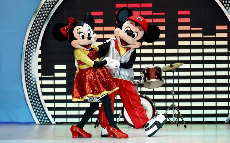 Populære. Disneys parker tiltrækker mange besøgende. Derfor kan de tillade sig at blive ved med at hæve priser, mener ekspert. 
