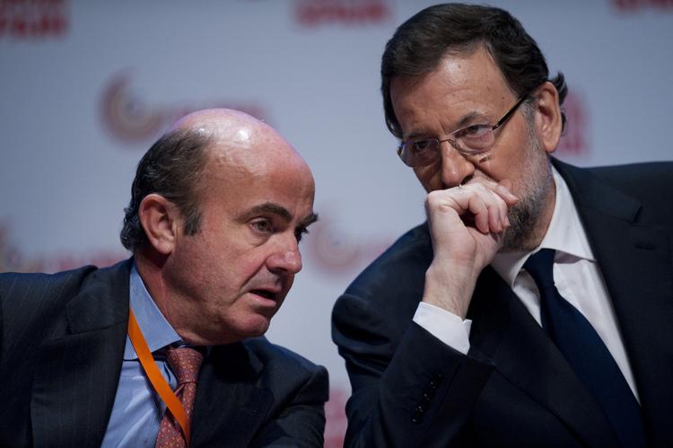 kredtiværdige. Spaniens regeringsleder, Mariano Rajoy (th.) og hans økonomiminister, Luis de Guindos, kan glæde sig over, at landet i dag har fået hævet sin kreditværdighed. 