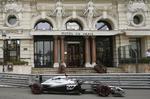 motor. Kevin Magnussen kører sin racer rundt på banen i Monaco under træningen. 