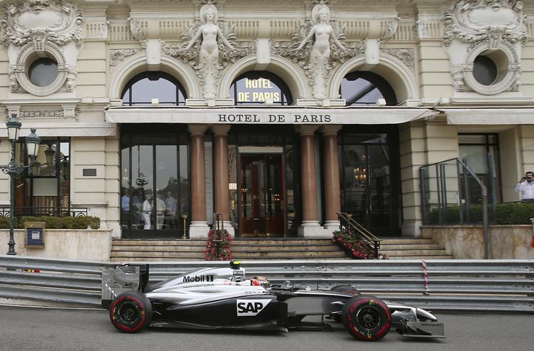 motor. Kevin Magnussen kører sin racer rundt på banen i Monaco under træningen. 