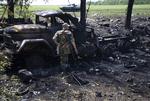 ANGREB. Ukrainsk soldat ved militærlastbil, der blev udelagt under kampe med russermilits torsdag. 