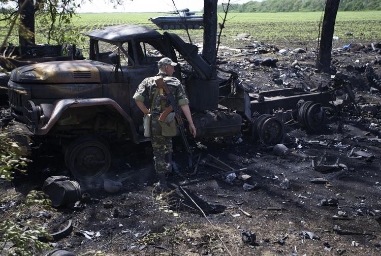ANGREB. Ukrainsk soldat ved militærlastbil, der blev udelagt under kampe med russermilits torsdag. 