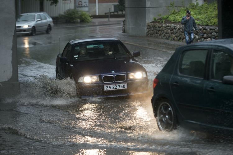 Oversvømmelse i Vejle i morges. DMI råder til, at man tager den med ro i trafikken, hvis man kører bil under det uvejr, der er på vej mod Sjælland. 