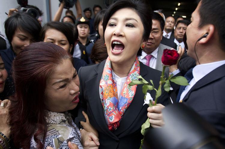 Magtovertagelse. Yingluck Shinawatra, tidligere ministerpræsident og dømt for magtmisbrug, modtager en rose fra hendes støtter under en demonstration i Bangkok i begyndelses af måneden. 