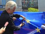FIASKO. Geert Wilders klipper symbolsk en stjerne ud af et EU-flag ved en demonstration foran EU-parlamentet for tre dage siden. Det lykkedes ikke den hollandske politiker at få så mange stemmer, som han blev lovet af meningsmålingerne i valgkampen. 