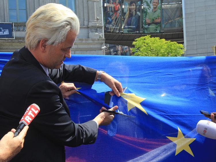 FIASKO. Geert Wilders klipper symbolsk en stjerne ud af et EU-flag ved en demonstration foran EU-parlamentet for tre dage siden. Det lykkedes ikke den hollandske politiker at få så mange stemmer, som han blev lovet af meningsmålingerne i valgkampen. 