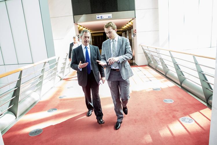 Protest. Proteststemmer som Dansk Folkepartis Morten Messerschmidt og britiske Nigel Farage ser ud til at slå de etablerede partiers politikere af banen ved Europaparlamentsvalget. Men hvorfor er politiske ledere så bange for at gå op imod dem? 