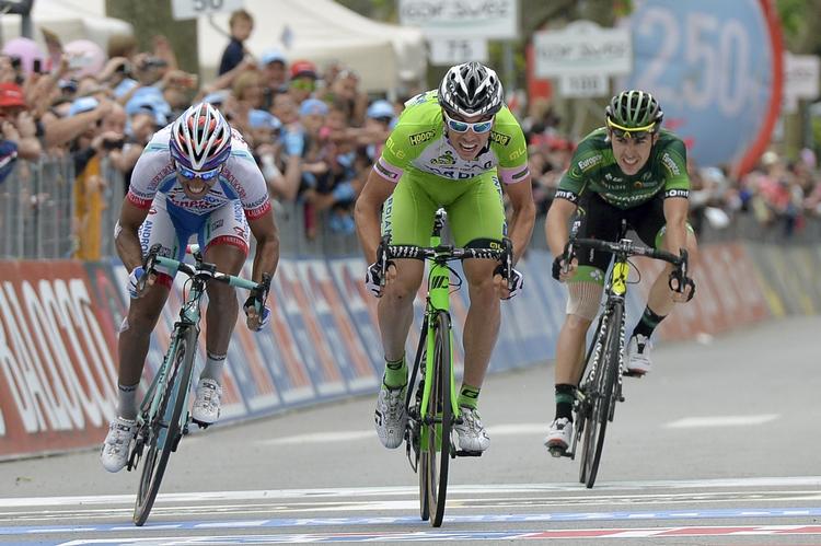 Etapeafslutning. Marco Canola i midten vinder spurten foran Jackson Rodriguez (t.v) og Angelo Tulik. 