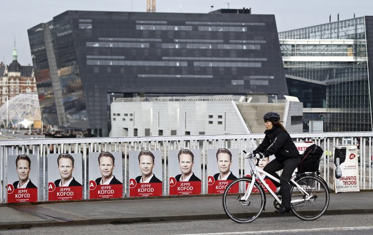 stemmer. Socialdemokraternes Lars Midtiby vil ikke kalde det betaling for stemmer og afviser, at der skjules noget for vælgerne. 