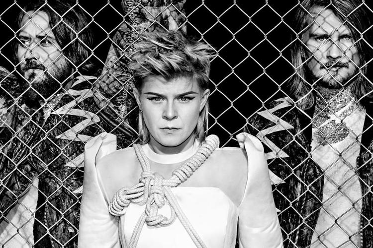 Isdronning. Robyn flytter sig væk fra radiopop i samarbejdet med duoen Röyksopp. Pr-Foto 