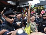 KUP. Militæret overtog i torsdags magten i Thailand. Her er nogle demonstranter forsamlet i dag. 