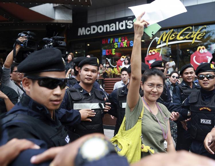 KUP. Militæret overtog i torsdags magten i Thailand. Her er nogle demonstranter forsamlet i dag. 