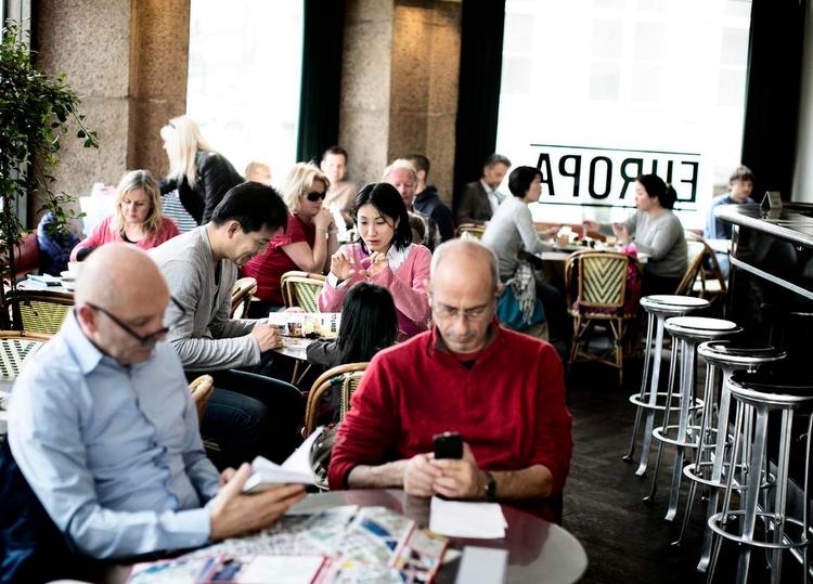 Europa. Danskerne er blevet mere negative over for EU ifølge en ny megafon-måling. Her på Café Europa i det indre København begrundes skepsissen blandt andet med debatten om velfærdsturisme. 