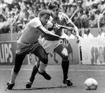 bænk-helten. Brasiliens Josimar (tv) kæmper med franske  Patrick Battiston om bolden ved VM-kvartfinalen i 1986, som Frankrig vandt efter straffesparkskonkurrence. 