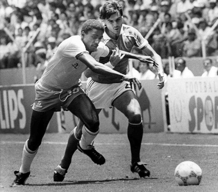 bænk-helten. Brasiliens Josimar (tv) kæmper med franske  Patrick Battiston om bolden ved VM-kvartfinalen i 1986, som Frankrig vandt efter straffesparkskonkurrence. 