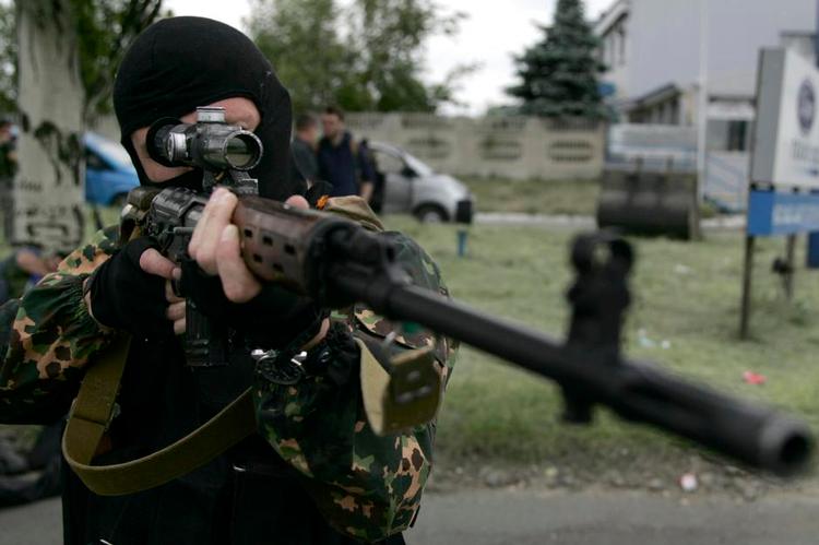 Borgerkrig. Torsdag blev mindst 16 soldater fra den ukrainske hær dræbt i det østlige Ukraine. I går omringede separatisterne en ukrainsk »selvforsvarsgruppe«. Mindst fire blev dræbt, skriver nyhedsbureauerne. 