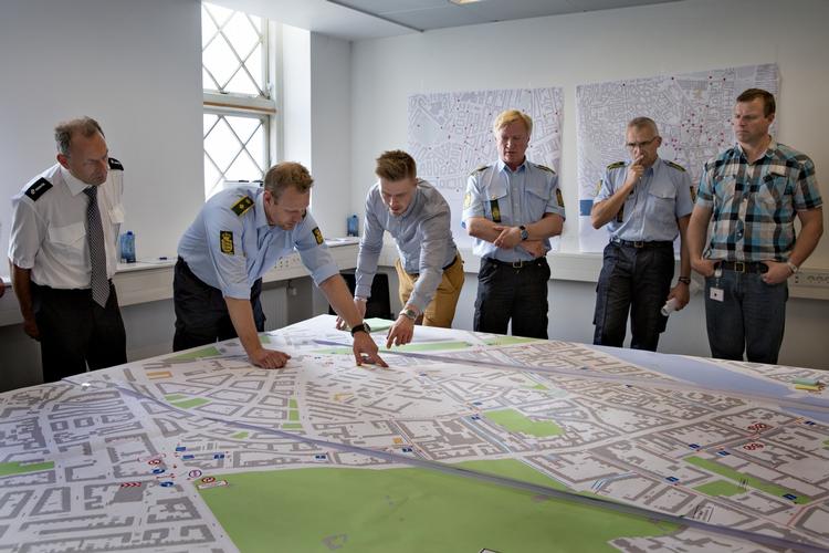 KÆMPEFEST. Sankt Hans Torv er en af de »kritiske områder« under onsdagens gadefest på Nørrebro. Sikkerhedschef for Distortion, Mikkel Østerby (tredje fra venstre), vurderer, at der vil være 35.000 gæster til stede på torvet onsdag aften. 