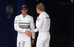 rivaler. Lewis Hamilton (tv.) hilser på teamkollega Nico Rosberg, men der er ikke den store øjenkontakt. Og de bliver aldrig bedste venner, så længe de kører. Foto: Luca Bruno/AP 