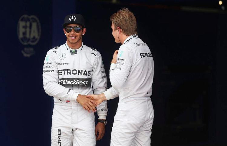 rivaler. Lewis Hamilton (tv.) hilser på teamkollega Nico Rosberg, men der er ikke den store øjenkontakt. Og de bliver aldrig bedste venner, så længe de kører. Foto: Luca Bruno/AP 