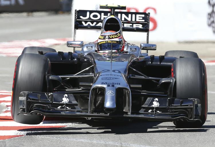 udfordrende. Kevin Magnussen kører hen over et af de mange vejbump, der er på banen i Monaco. 