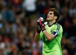 skifte?. Iker Casillas har faktisk taget sin skæbne i Real ganske pænt, når man tænker på, hvordan han er blevet forbigået af sine seneste trænere. I aften kan han blive manden bag den 10. titel. Foto: Andres Kudacki/AP 
