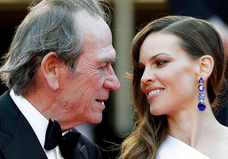 Stjerner. »Hilary Swank, der spiller hovedrollen i Tommy Lee Jones' western 'The Homesman', fortæller mig helt uden at vide, at jeg er dansker, at det er Sonja Richter, der spiller den sværeste rolle i den film som sindsforstyrret kvinde, der meddeler sig med gutturale skrig«. 