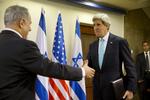 Forhandling. Den israelske præmierminister Benjamin Netanyahu og den amerikanske udenrigsminister Johhn Kerry giver hånd i Jerusalem. 
