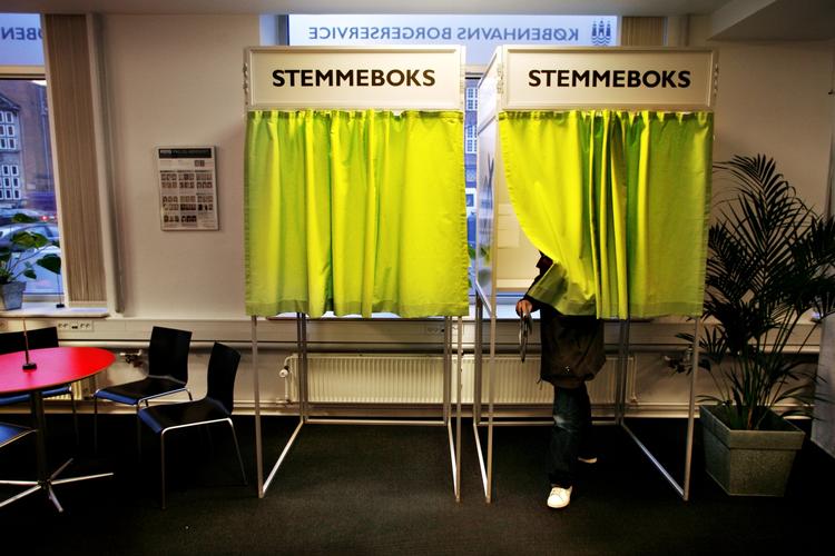 Stemme. Danskerne benytter sig i stigende grad af muligheden for at brevstemme. 