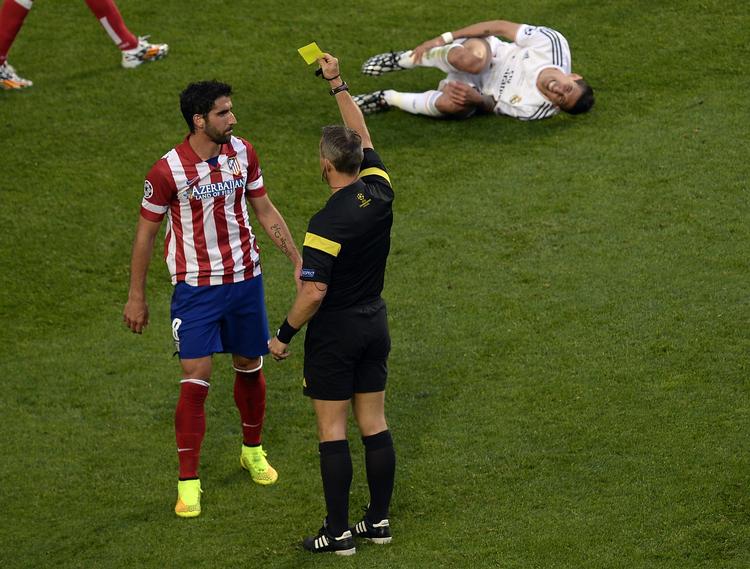 GULT. Den første af 12 advarsler gav den hollandske dommer Björn Kuipers til Raul Garcia for et frispark mod Angel Di Maria. 