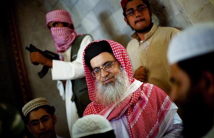 MODKULTUR. Lederen af en islamisk skole i Islamabad, den hårdtslående islamistiske prædikant Maulana Abdul Aziz (billedet), har opkaldt sit nye skolebibliotek efter Osama bin Laden. »Den moderne kultur er vestlig og syndig«, fortalte han selv til Politiken under et sjældent interview i 2010. Andre steder raser kulturkampen også. 