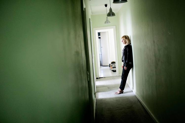 ude. Engang stod teatrene i kø hos Astrid Saalbach. I øjeblikekt skriver hun på et stykke til Århus Teater. Derfter regner hun med, at hun må skrive romaner. 