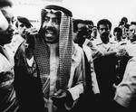magtdemonstration. Kuwaits præsident for fodboldforbundet, sheikh Fahed Al-Ahmed Al-Jaber Al-Sabah, er stormet på banen for at protestere over den franske 4-1-scoring mod Kuwait. 