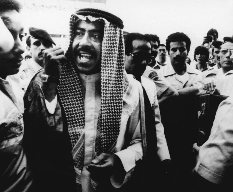 magtdemonstration. Kuwaits præsident for fodboldforbundet, sheikh Fahed Al-Ahmed Al-Jaber Al-Sabah, er stormet på banen for at protestere over den franske 4-1-scoring mod Kuwait. 