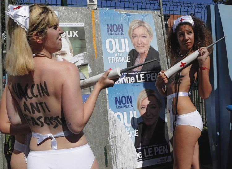 Demonstration. Højrenationalistiske Front National er et kontroversielt parti under ledelse af Marine Le Pen. Her demonstrerer modstandere af partiet med en vaccine mod facister. Foto: AP 