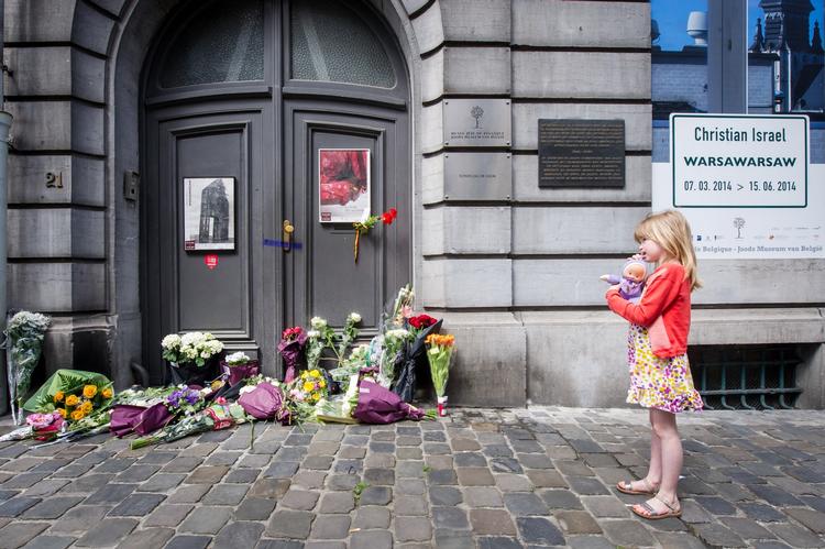 Sorg. Folk lægger blomster foran det jødiske museum i Bruxelles. 
