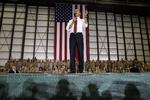 Tak. Præsident Barack Obama landede i aften lokal tid for at takke soldaterne for deres indsats i den snart 13 år lange krig. 