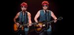 bossen. Bruce Springsteen (tv.) har flere gange optrådt som en karikatur på sig selv sammen med Jimmy Fallon (th.) Klip som det her har stor succes på nettet, hvor Fallon har 12  millioner twitter-følgere. 