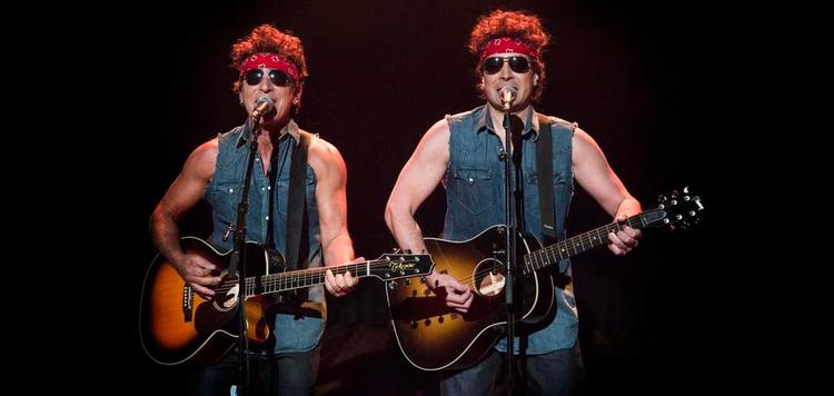 bossen. Bruce Springsteen (tv.) har flere gange optrådt som en karikatur på sig selv sammen med Jimmy Fallon (th.) Klip som det her har stor succes på nettet, hvor Fallon har 12  millioner twitter-følgere. 