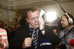 Slået. Lars Løkke tørrer sveden af panden efter at have erkendt et nederlag ved aftenens EP-valg. Han erkender samtidig, at det er hans ansvar som formand. 