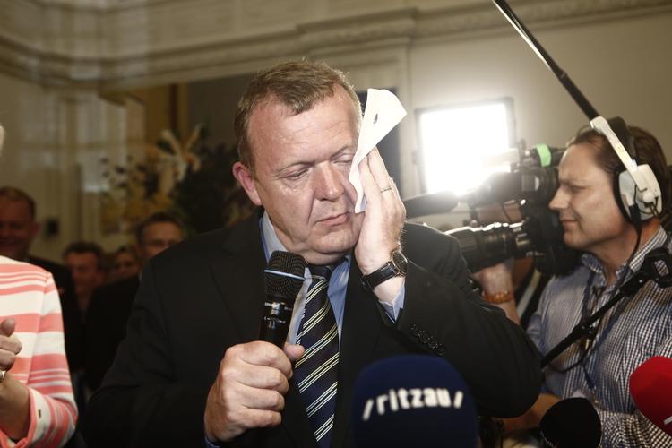 Slået. Lars Løkke tørrer sveden af panden efter at have erkendt et nederlag ved aftenens EP-valg. Han erkender samtidig, at det er hans ansvar som formand. 