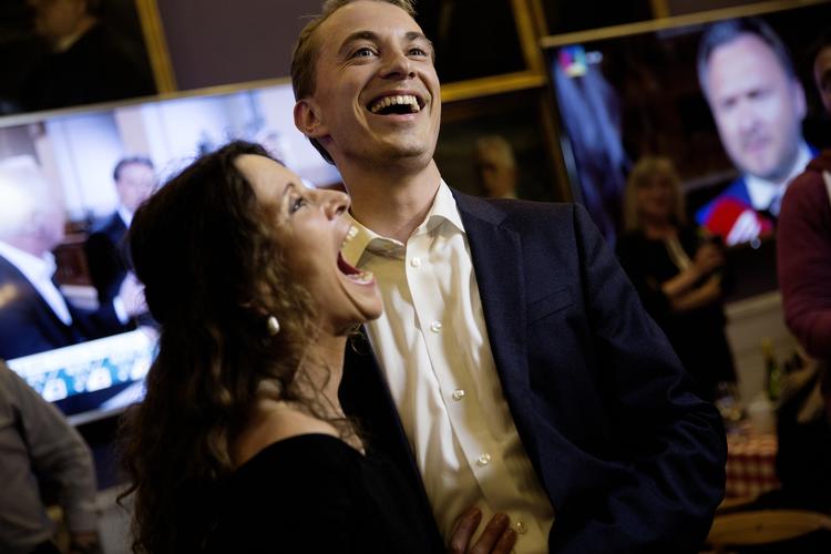 Sejr. Morten Messerschmidt jubler over valgresultatet sammen med kæresten Dot Wessman. 