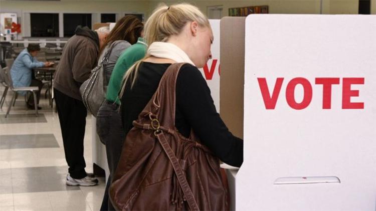 DEMOKRATI. I fremtiden kan du måske komme til at stemme på en politiker, der ikke selv har nogle holdninger, men blot hører efter, hvad folk på nettet siger. (Foto: AP Photo/Sue Ogrocki) 