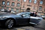 elektrisk. Snart stiger overborgmester Frank Jensen om til en Tesla. Her prøver han for første gang et eksemplar af elbilen. 