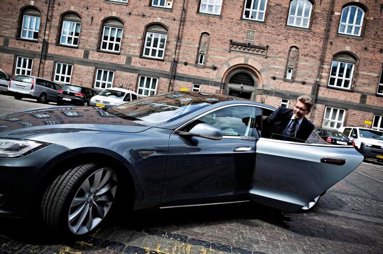 elektrisk. Snart stiger overborgmester Frank Jensen om til en Tesla. Her prøver han for første gang et eksemplar af elbilen. 