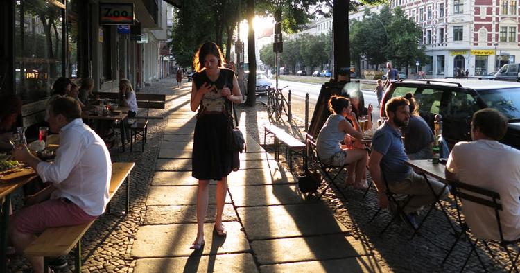 Uopmærksom. Turister, der sidder på cafeer og barer i Berlin er blandt de udsatte for lommetyve, der allerede har rippet mange for deres værdier indtil nu i år. 