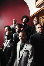 husorkester. The Roots er til daglig husorkester i Jimmy Fallons talkshow The Tonight Show. 