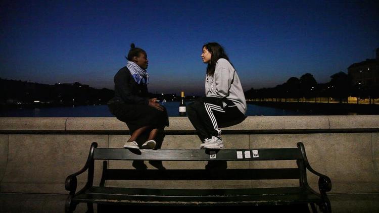 fortrolighed. Marline (til venstre), Sus (til højre) og Susana er veninder og unge kvinder, der deler alle slags følelser fra forvirring over fuldejubel til frygt for at at blive nødt til at blive rigtig voksne. 