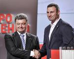 VALGSEJR. Petro Porosjenko (tv) løb med sejren i det ukrainske præsidentvalg. Her ses han give hånden til Vitalij Klitschko, der ser ud til at have vundet posten som den nye borgmester i hovedstaden Kijev. 