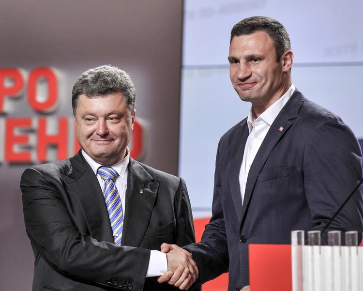 VALGSEJR. Petro Porosjenko (tv) løb med sejren i det ukrainske præsidentvalg. Her ses han give hånden til Vitalij Klitschko, der ser ud til at have vundet posten som den nye borgmester i hovedstaden Kijev. 